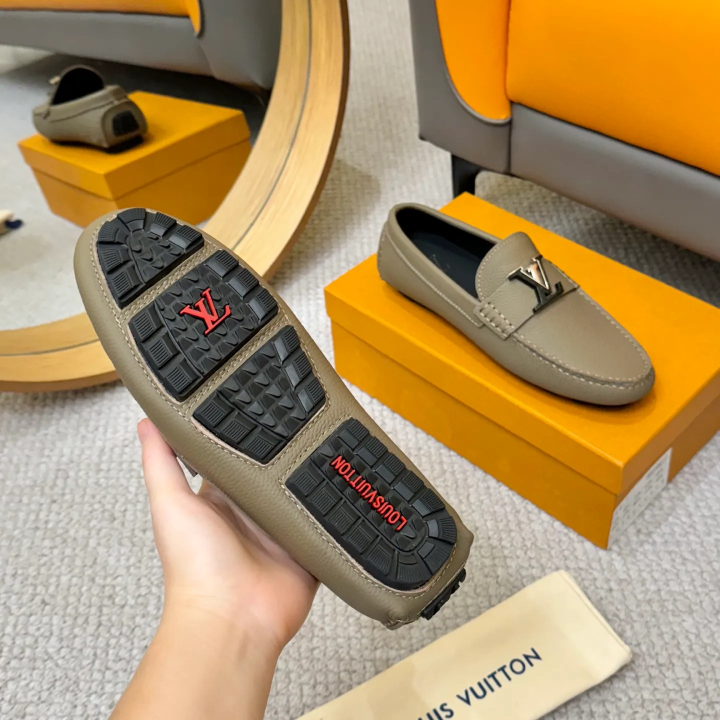 Men's men's shoes 💰420 (Yangli) LV 2⃣️0⃣️2⃣️5️⃣Spring and summer counter GLORIA series models ✈️Original factory special leather production, original last type. A classic driving slip-on casual shoe that shows an elegant style with exquisite craftsmanship details such as Monogram embossing all over the upper🌀Italian imported calfskin fabric Sheepskin foot pads➕Inside～Private mold replica sole Unique style Comfortable driving slip-on Size: 4-12 (38-46) Comes with [Counter packaging: original box, wrapping paper, card, instruction manual, shoehorn, cloth bag] No pressure to enter and leave the counter!